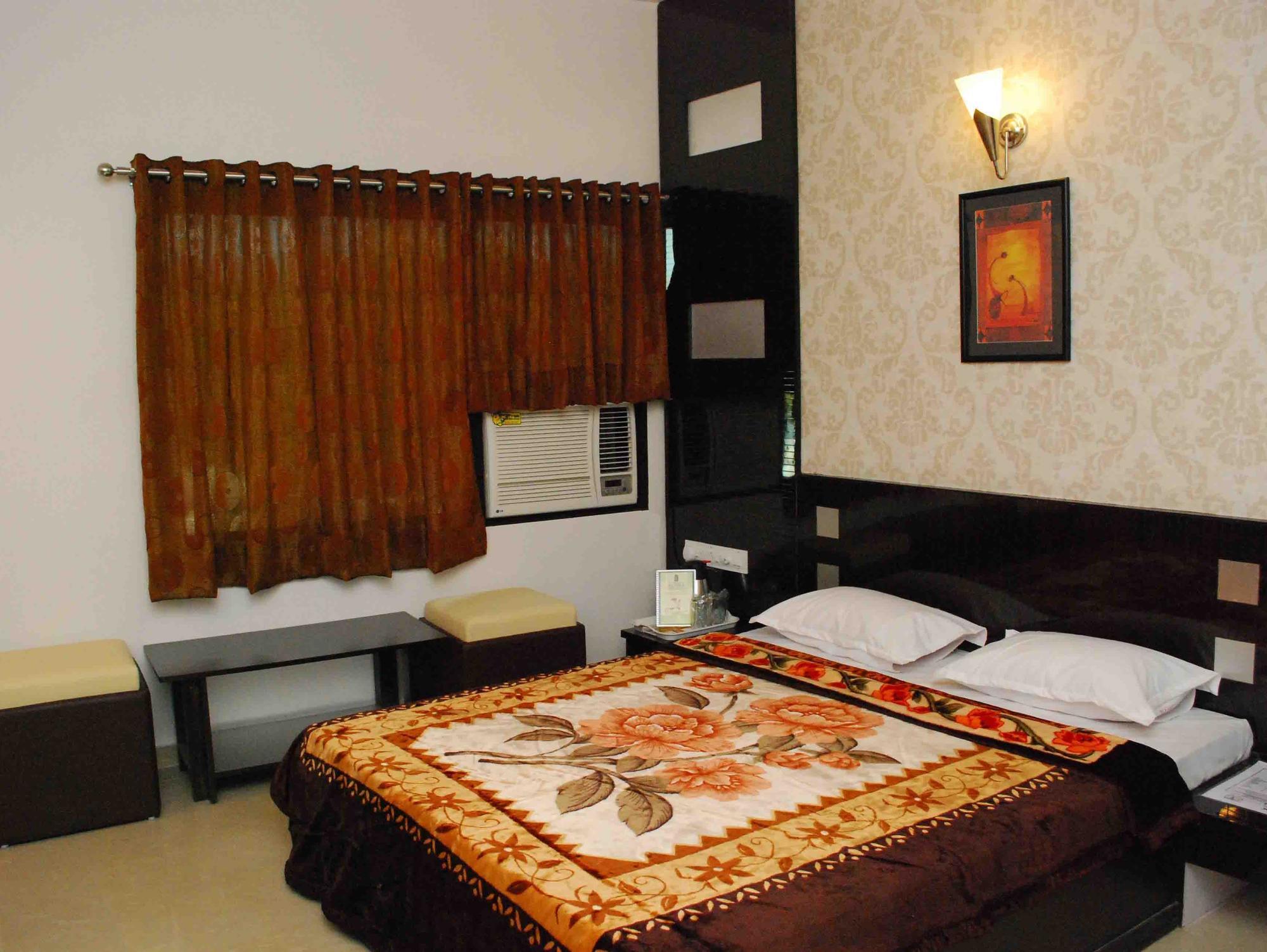 Oyo Flagship 19003 Hotel Rudra Mahal Ahmedabad Extérieur photo
