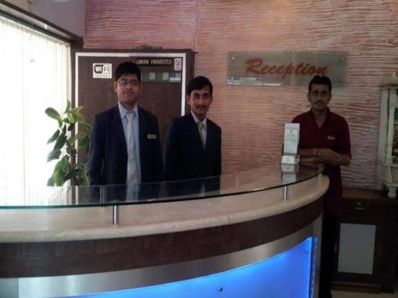 Oyo Flagship 19003 Hotel Rudra Mahal Ahmedabad Extérieur photo
